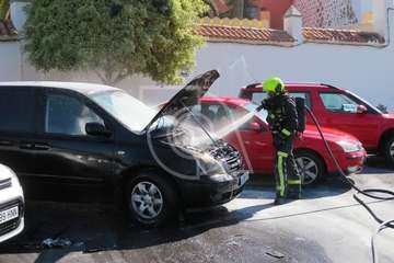 Los bomberos sofocan el incendio de un vehículo en San Juan  (Foto TA)